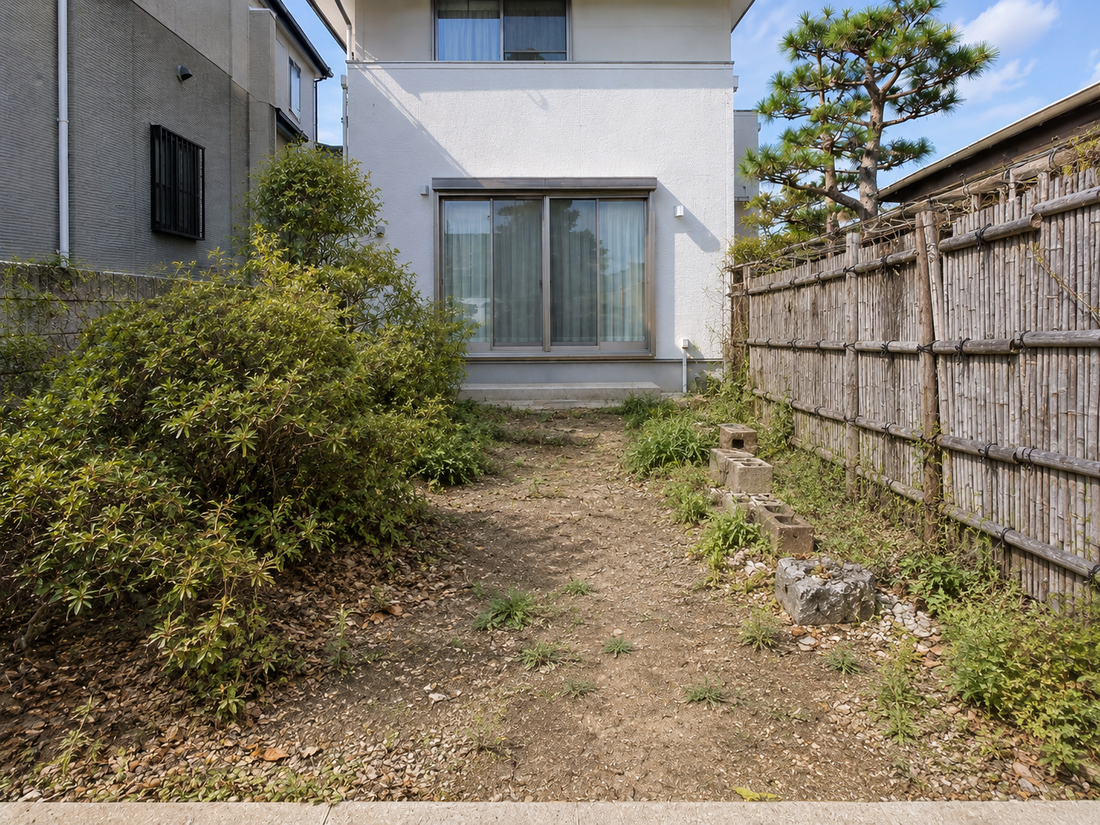 着手前の庭。植栽が伸び、竹垣が傷み、地面は土がむき出しになっている